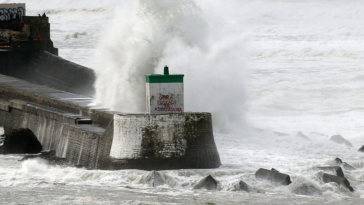 Η κακοκαιρία Ciaran πλήττει την Ευρώπη: Ισχυροί άνεμοι, κύματα 12 μέτρων - Τουλάχιστον 5 οι νεκροί