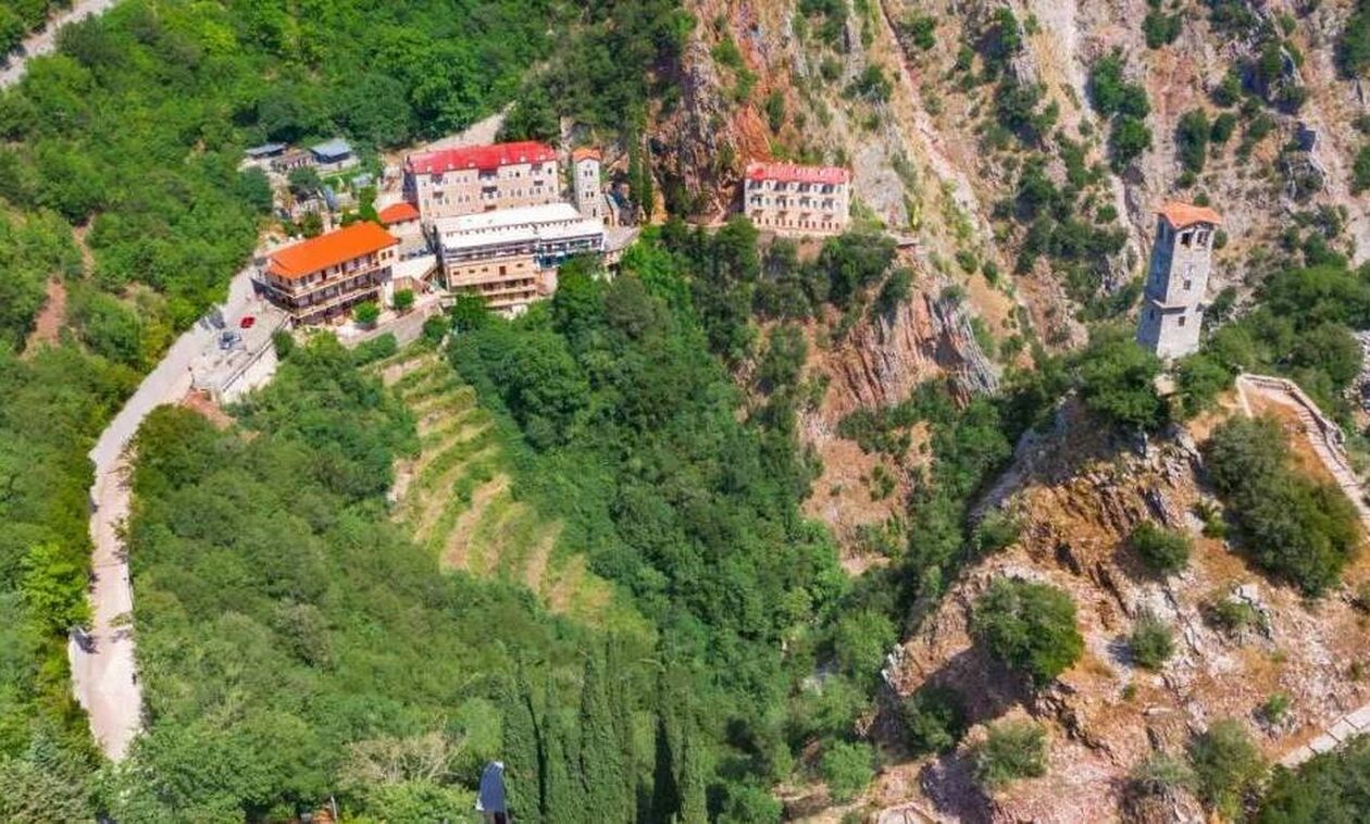 Προυσός Ευρυτανίας: Το μοναστήρι που κρέμεται από τα βράχια και η «Μαύρη Σπηλιά»