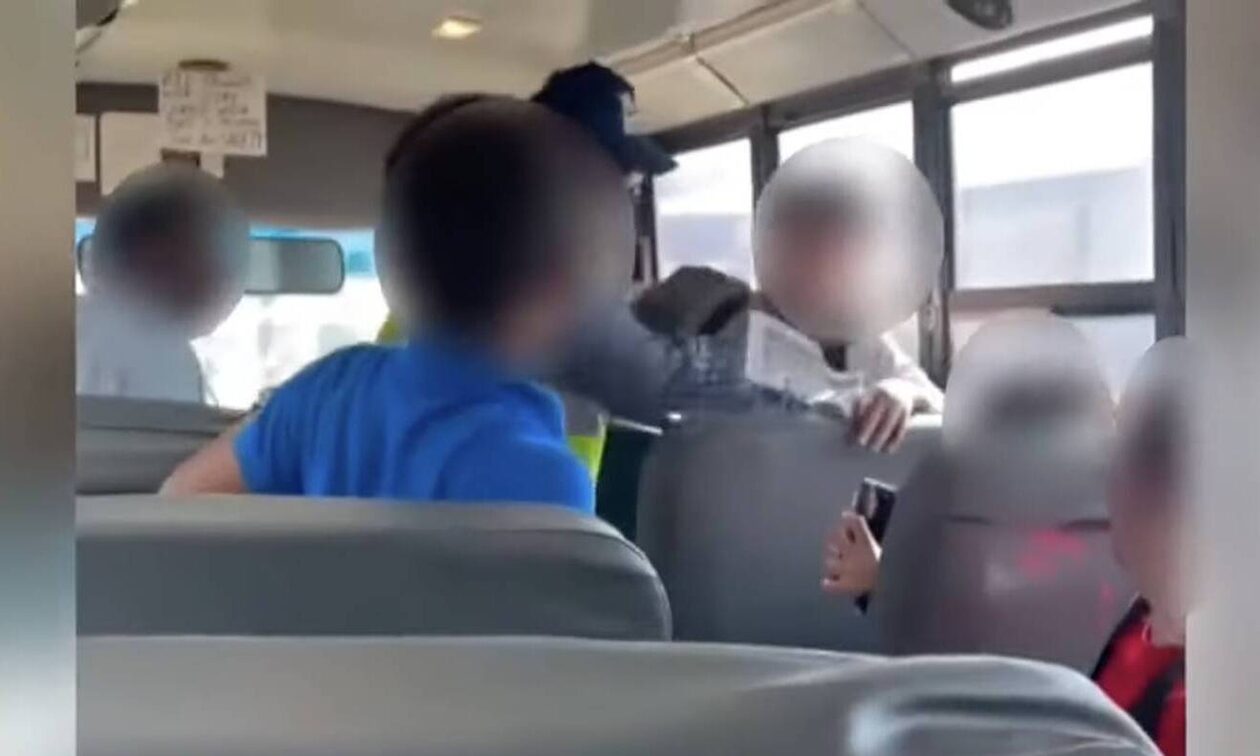 ΗΠΑ: Σοκαριστικό βίντεο δείχνει οδηγό σχολικού να χαστουκίζει και να πνίγει μαθητή