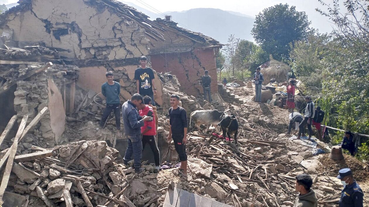 Νεπάλ: Τουλάχιστον 69 νεκροί και δεκάδες τραυματίες από τον σεισμό που έπληξε τη χώρα