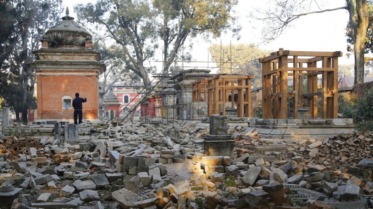 Nεπάλ: Μέχρι στιγμή καταμετρήθηκαν 119 νεκροί και περισσότεροι από 100 τραυματίες από τον σεισμό