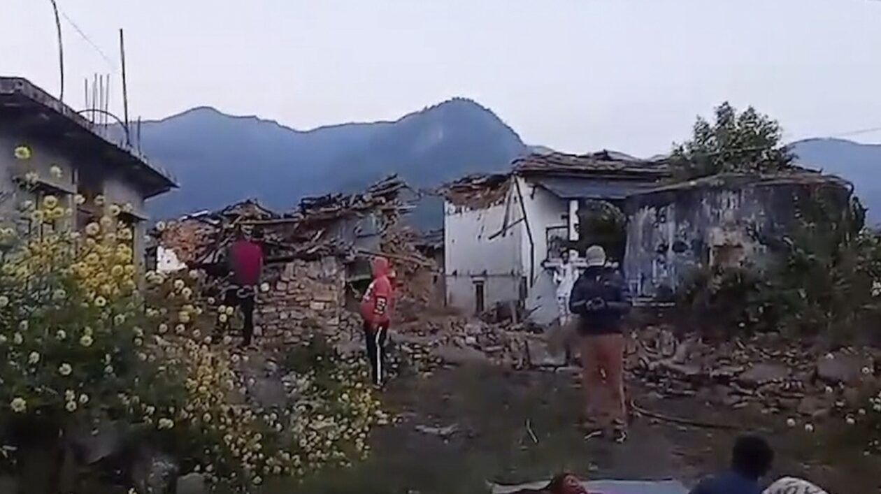 Νεπάλ: 128 νεκροί  καταμετρήθηκαν μέχρι στιγμής από τον σεισμό - Ανησυχία για περισσότερα θύματα