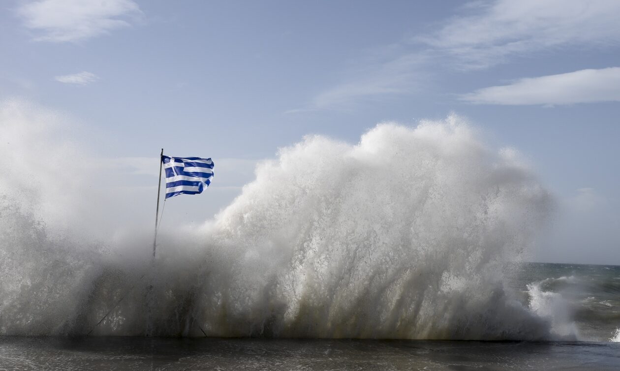 Κακοκαιρία: Οι θυελλώδεις άνεμοι φούσκωσαν τη θάλασσα στα νότια προάστια της Αττικής (photos)