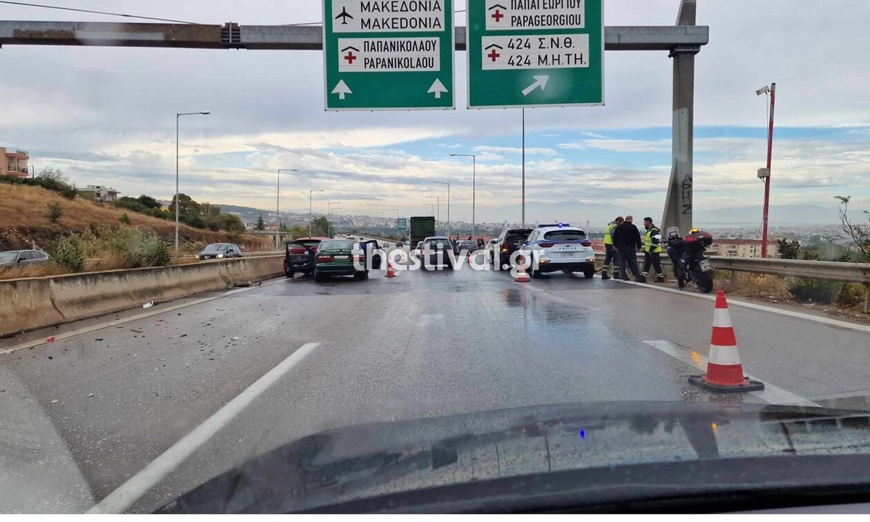 Θεσσαλονίκη: Καραμπόλα 7 οχημάτων στον περιφερειακό - Μία γυναίκα σοβαρά τραυματίας