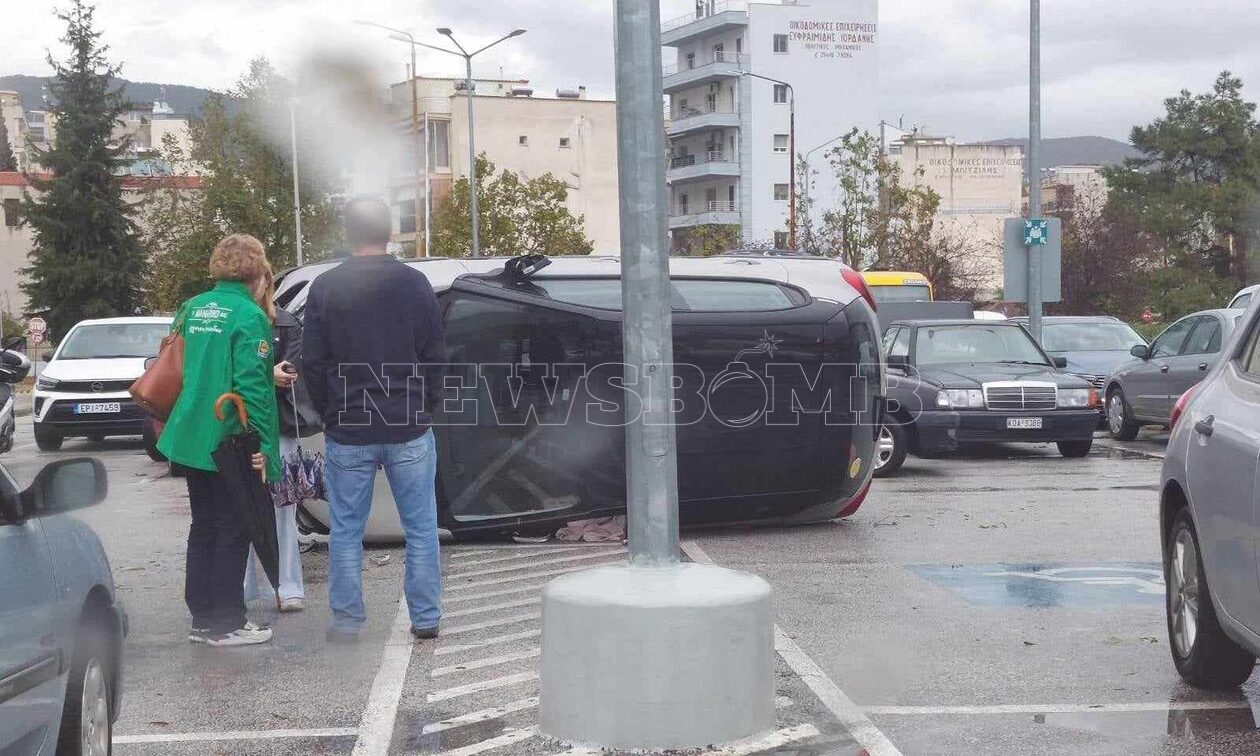 Κακοκαιρία – Ξάνθη: Ανεμοστρόβιλος αναποδογύρισε οχήματα και ξήλωσε σκεπές