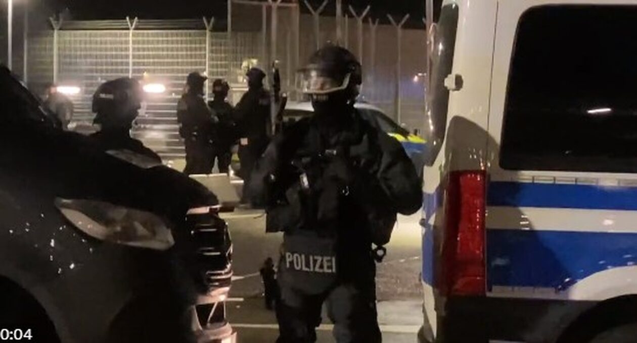 Συναγερμός στο αεροδρόμιο του Αμβούργου: Ένοπλος έσπασε την πύλη με το όχημά του - Κρατάει ομήρους