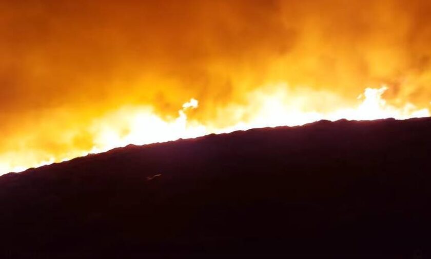Φωτιά στην Κάρυστο: Ολονύχτια «μάχη» των πυροσβεστών με τις αναζωπυρώσεις