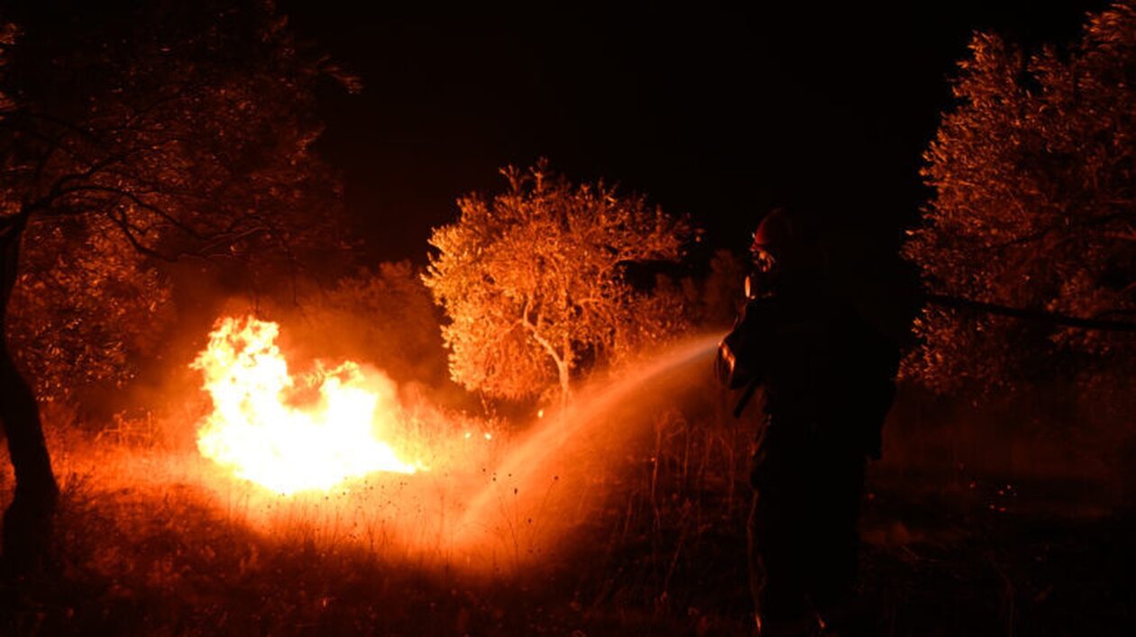 Νύχτα αγωνίας με την πυρκαγιά στην Κάρυστο: Μάχη με τις αναζωπυρώσεις
