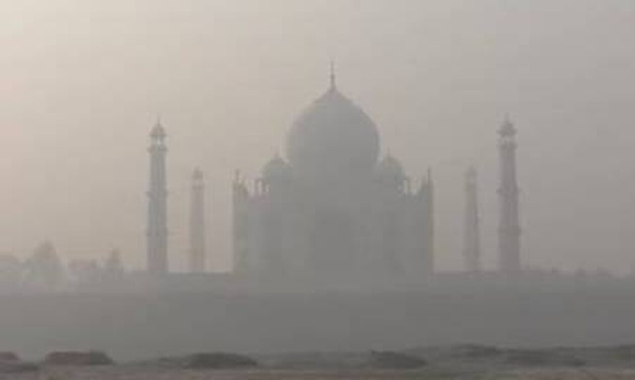 Ινδία: Το Ταζ Μαχάλ «πνίγεται» στην ομίχλη ενώ τα επίπεδα του τοξικού νέφους ανεβαίνουν επικίνδυνα
