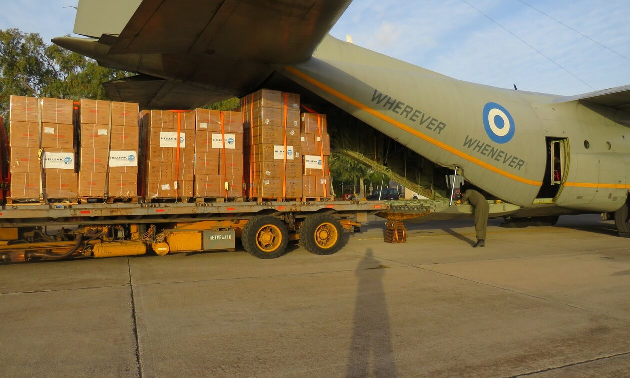 Aίγυπτος: Οι πρώτες εικόνες από την άφιξη του C-130 με την ελληνική ανθρωπιστική βοήθεια για τη Γάζα