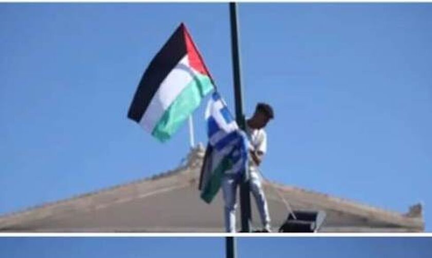 Στα χέρια των αρχών ο 22χρονος που ύψωσε την παλαιστινιακή σημαία σε συγκέντρωση στο Σύνταγμα