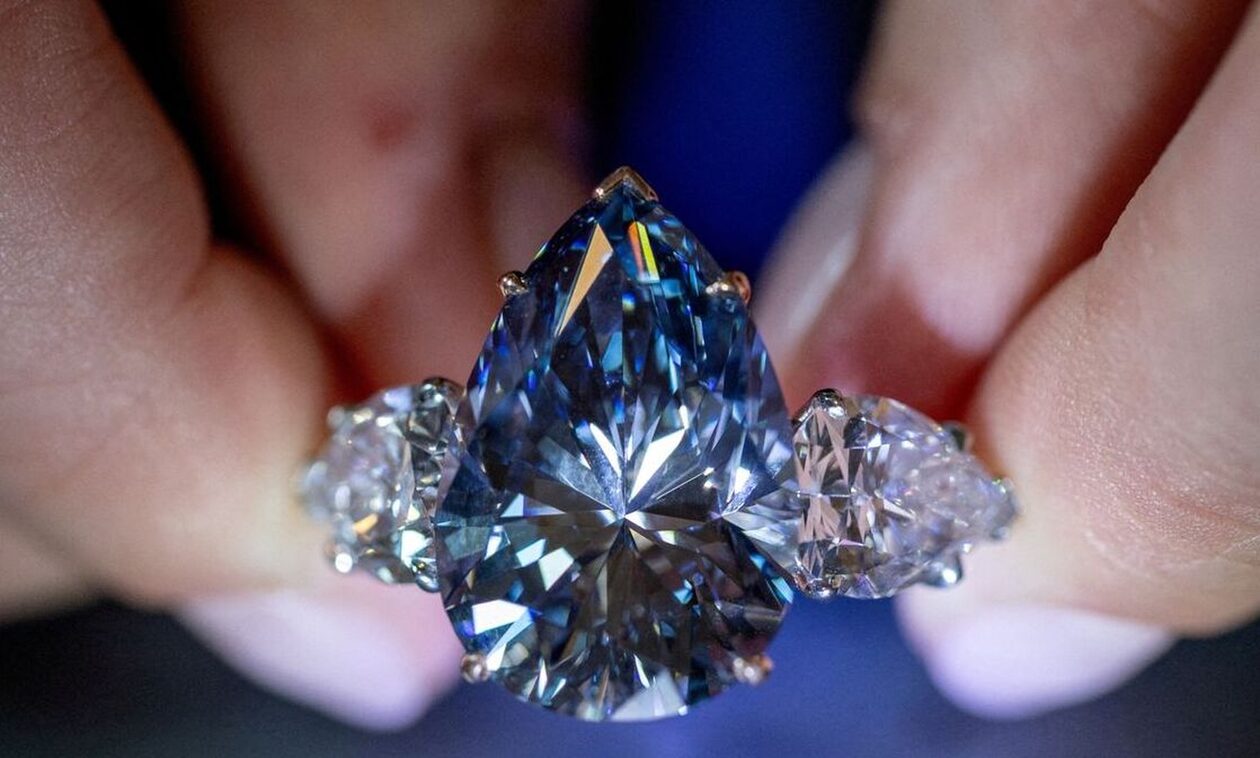 Bleu Royal: 41 εκατ. ευρώ έπιασε σε δημοπρασία το εντυπωσιακό μπλε διαμάντι