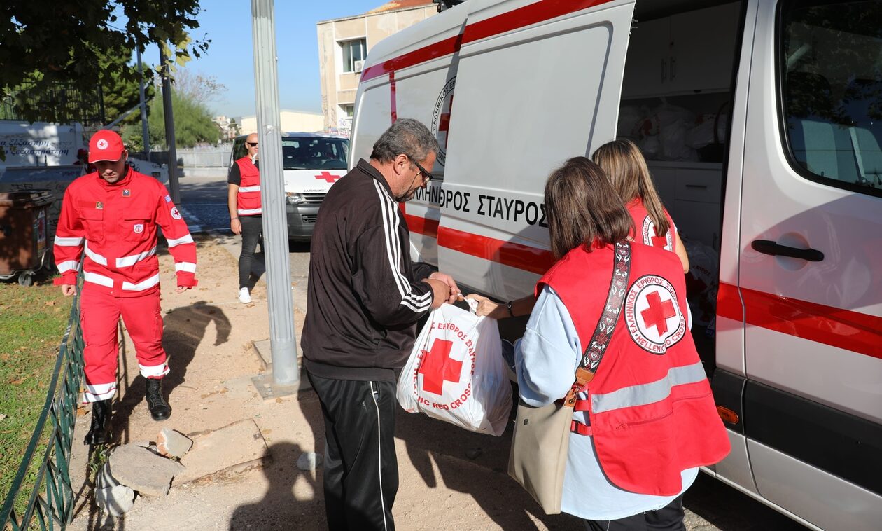 Ελληνικός Ερυθρός Σταυρός: Ενίσχυσε τους αστέγους στο κέντρο της Αθήνας