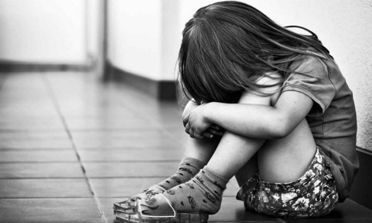Καλλιθέα: 8χρονη θύμα ενδοοκογενειακής βίας κοιμήθηκε νηστική στην αυλή του αστυνομικού τμήματος