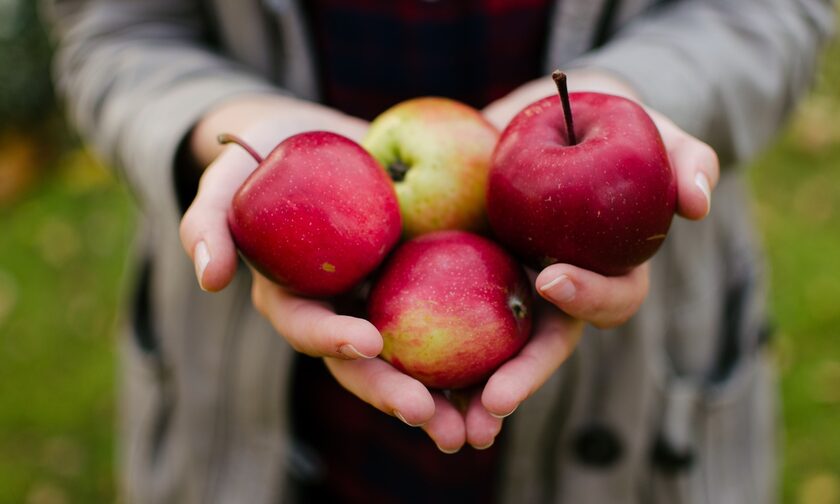 Ακρίβεια: Νέες «εκρήξεις» στις τιμές, μέχρι και 100% ακριβότερα τα μήλα