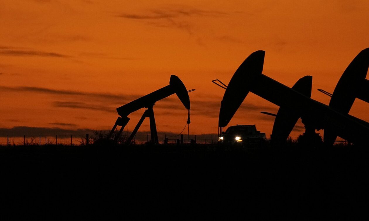 «Βουτάει» σε χαμηλό 3 μηνών το πετρέλαιο - Πού οφείλεται η πτώση