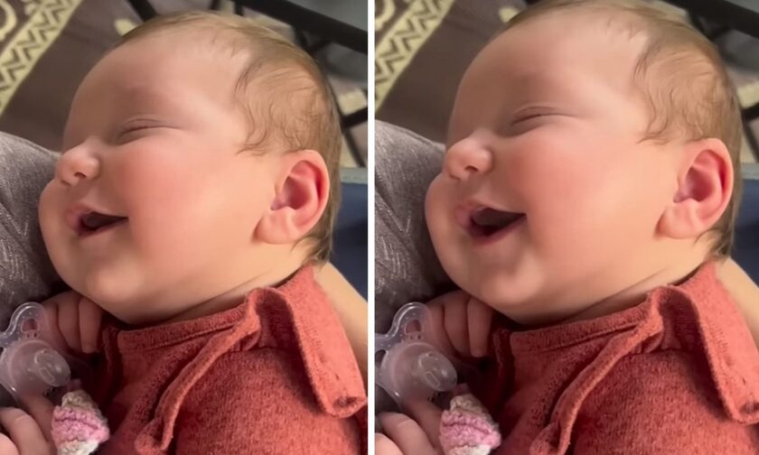 Μωρό ξεκαρδίζεται στα γέλια ενώ κοιμάται (vid)