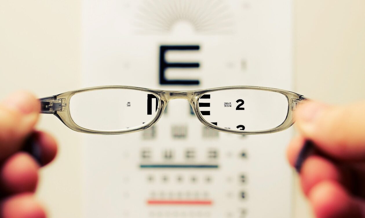 Ο Ιατρικός Σύλλογος Αθηνών μηνύει καταστήματα οπτικών - «Εξετάσεις μόνο σε οφθαλμίατρους»