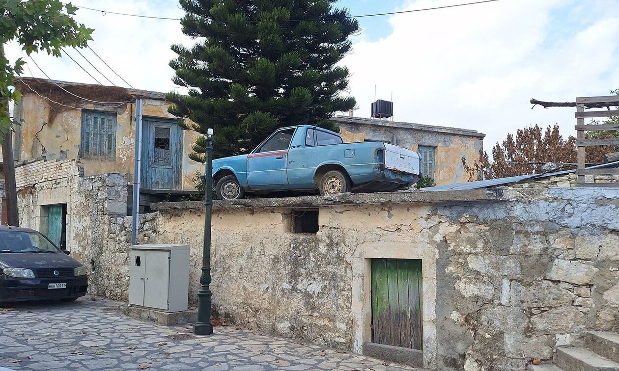 Σε ένα χωριό της Κρήτης κατάφεραν το… παρκάρισμα της χρονιάς!