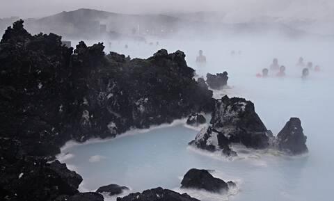 Ισλανδία: «Λουκέτο» στην εμβληματική Γαλάζια Λιμνοθάλασσα εξαιτίας φόβων για έκρηξη του ηφαιστείου