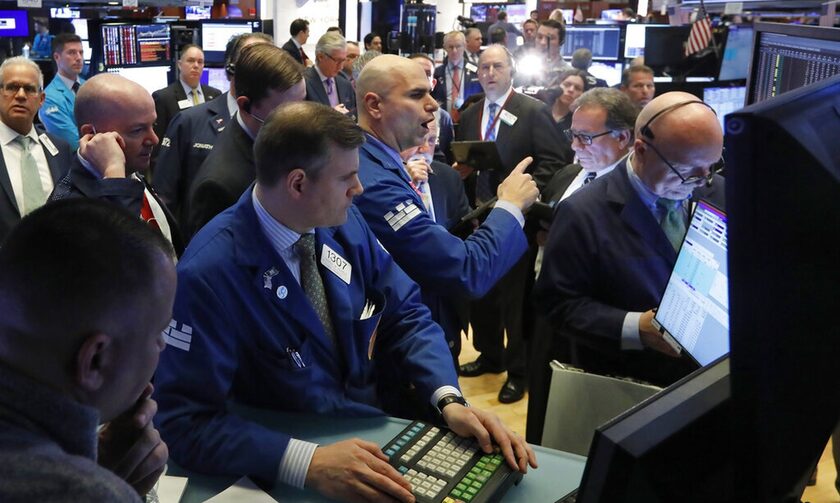 Κλείσιμο με πτώση στη Wall Street μετά το «καμπανάκι» του Πάουελ για τα επιτόκια