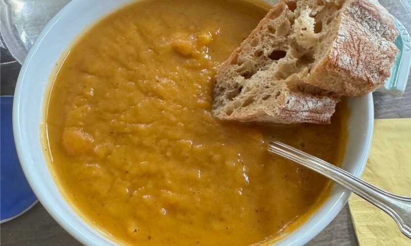 Συνταγή για την απόλυτη βελουτέ σούπα με κολοκύθα, καρότα, και γλυκοπατάτα- Γράφει η Majenco