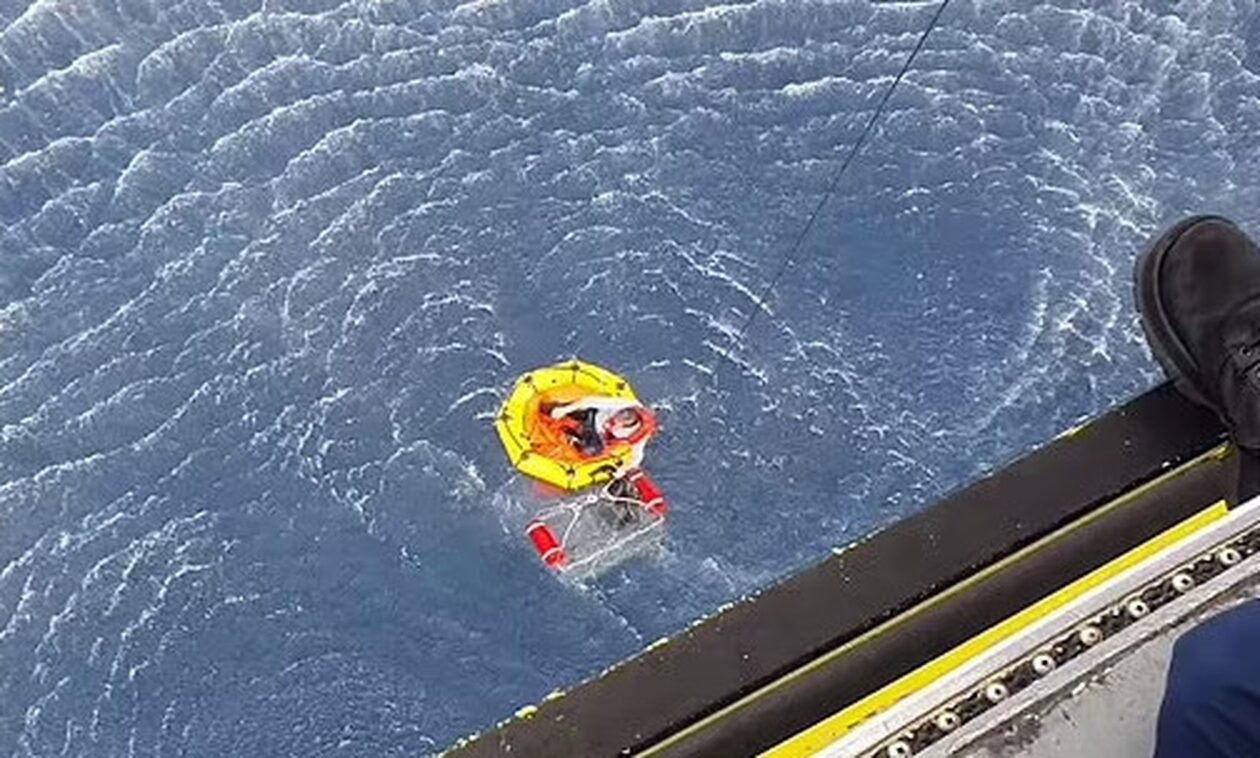 Βίντεο από τη δραματική διάσωση δύο ανδρών από τη συντριβή αεροσκάφους στις ακτές του Κουίνσλαντ