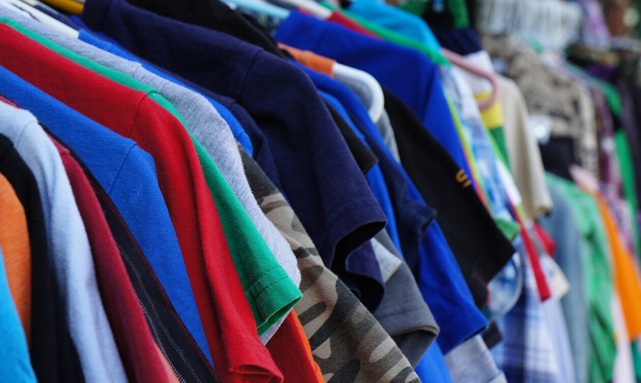 Μεταχειρισμένα ρούχα από επώνυμες εταιρείες - Ποιοι αγοράζουν second hand λόγω ακρίβειας