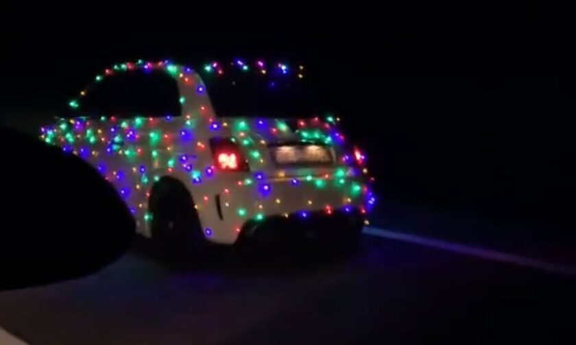 Αγγλία: Μετέτρεψε το αυτοκίνητο του σε χριστουγεννιάτικο δέντρο και έγινε viral στο TikTok