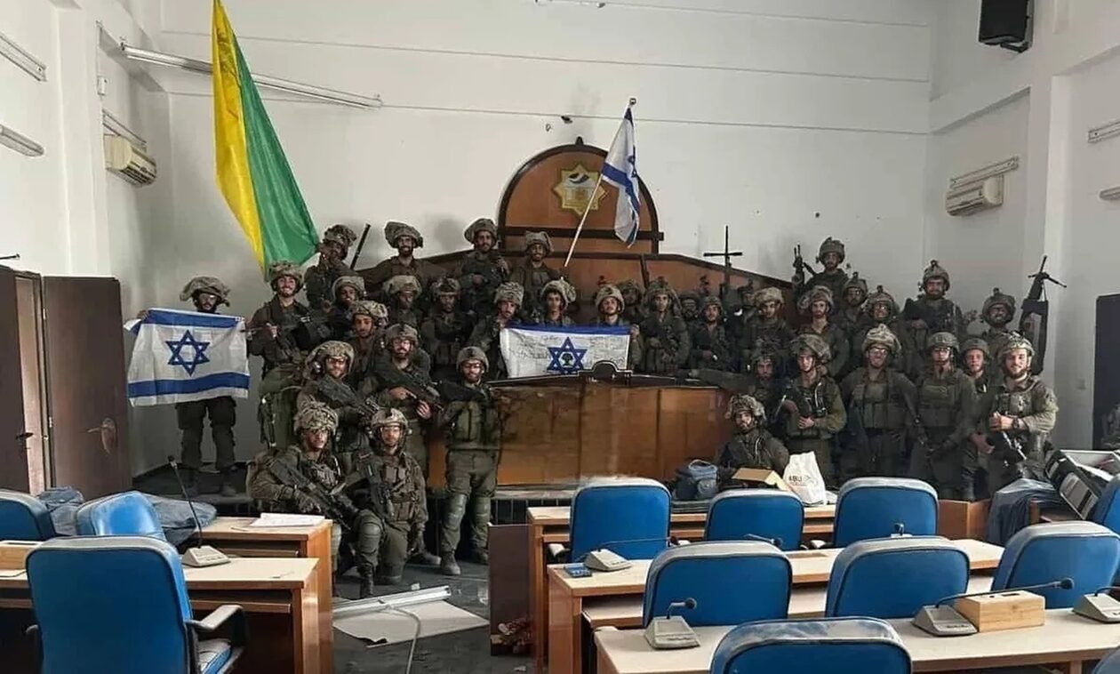 Πόλεμος στο Ισραήλ: Ο IDF φωτογραφίζεται με σημαίες του Ισραήλ στο κοινοβούλιο της Γάζας