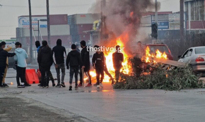 Θεσσαλονίκη: Ρομά έβαλαν φωτιές σε οικισμούς για τον θάνατο του 17χρονου