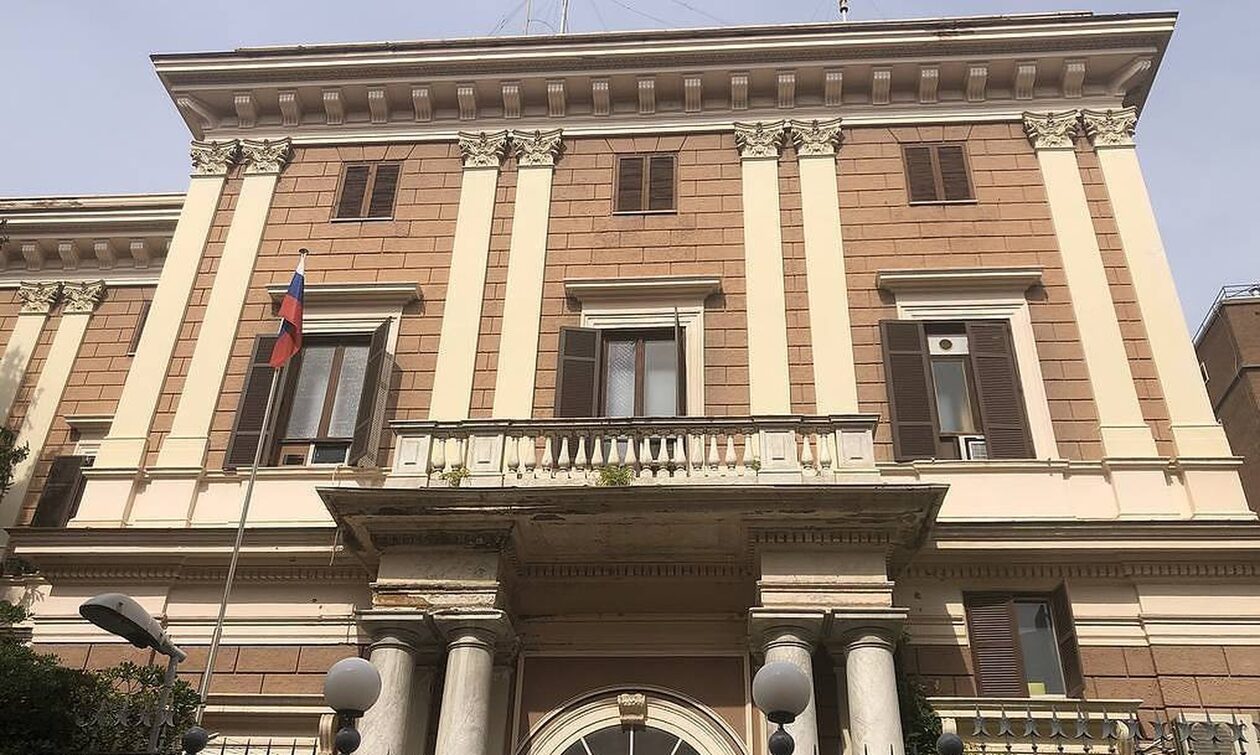 La Repubblica: Η πρεσβεία της Ρωσίας στη Ρώμη έκανε ύποπτες αναλήψεις ύψους 4.000.000 ευρώ