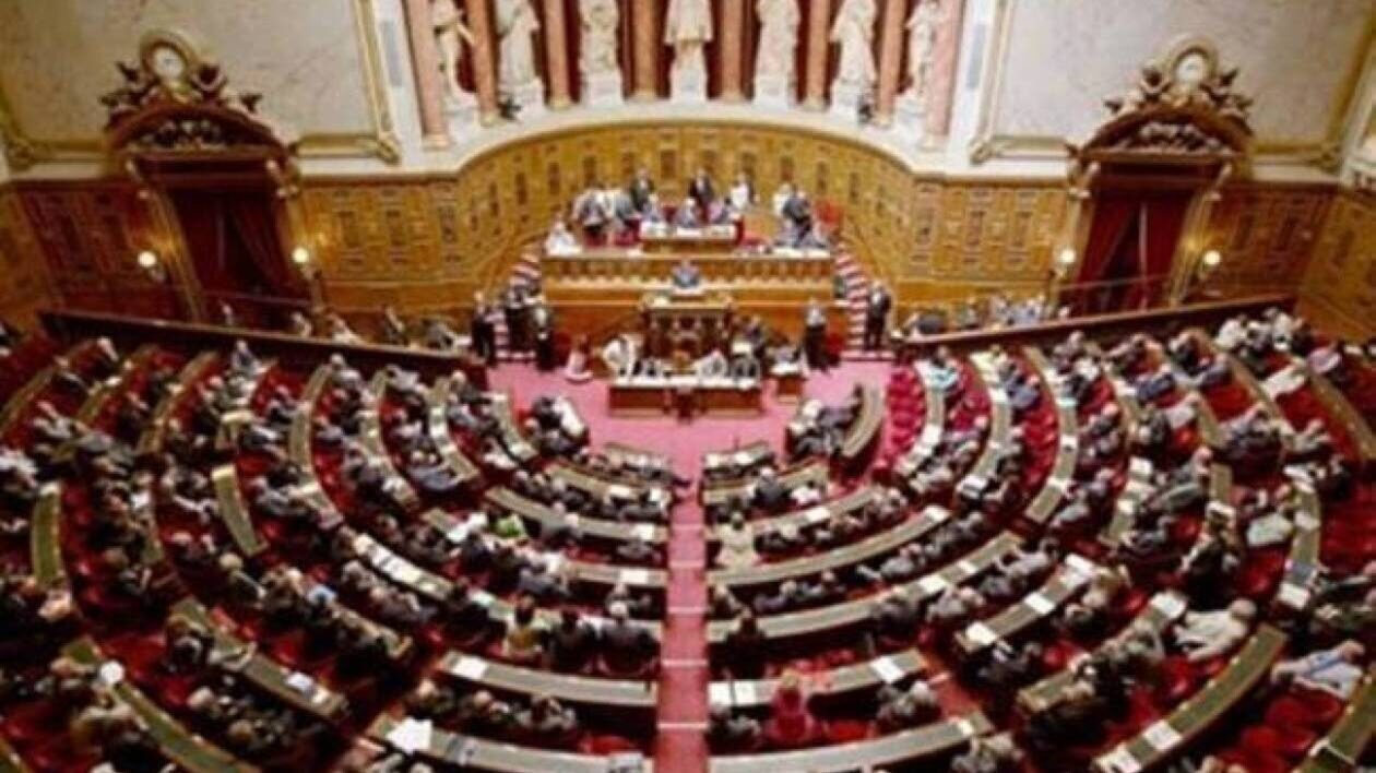 Γάλλος γερουσιαστής τέθηκε υπό κράτηση: Τον κατηγορεί βουλευτής ότι την νάρκωσε για να τη βιάσει