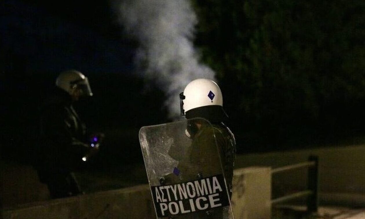 Νύχτα επεισοδίων στα Εξάρχεια - Τραυματίστηκε αστυνομικός από μολότοφ
