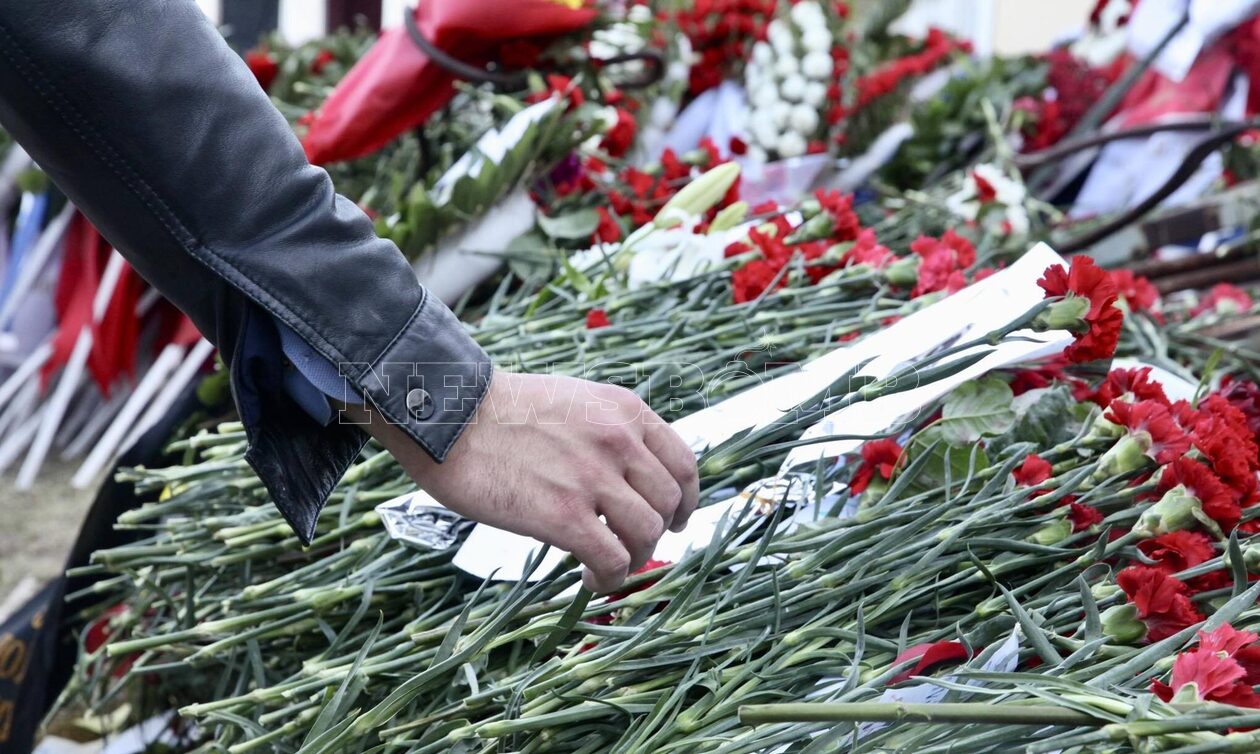 Πολυτεχνείο 2023: Εκατοντάδες πολίτες αφήνουν ένα λουλούδι στη μνήμη των ανθρώπων που αντιστάθηκαν