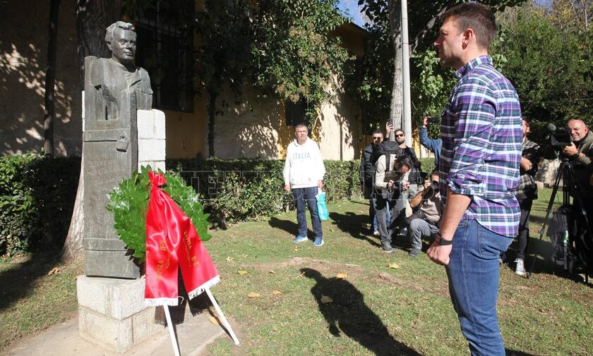 Ο Κασσελάκης κατέθεσε στεφάνι στο μνημείο ΕΑΤ-ΕΣΑ για το Πολυτεχνείο