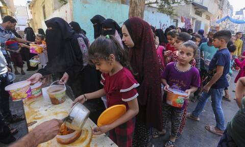 Χωρίς τρόφιμα στη Γάζα - Ο «πόλεμος πείνας» του Ισραήλ - Επτά ώρες στην ουρά για ένα καρβέλι ψωμί