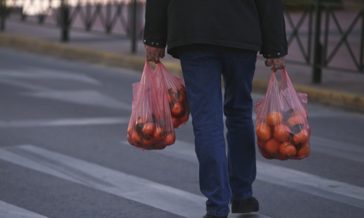 Ακρίβεια: «Έκρηξη» τιμών σε πορτοκάλια και μήλα - «Απαγορευμένα» είδη στις λαϊκές