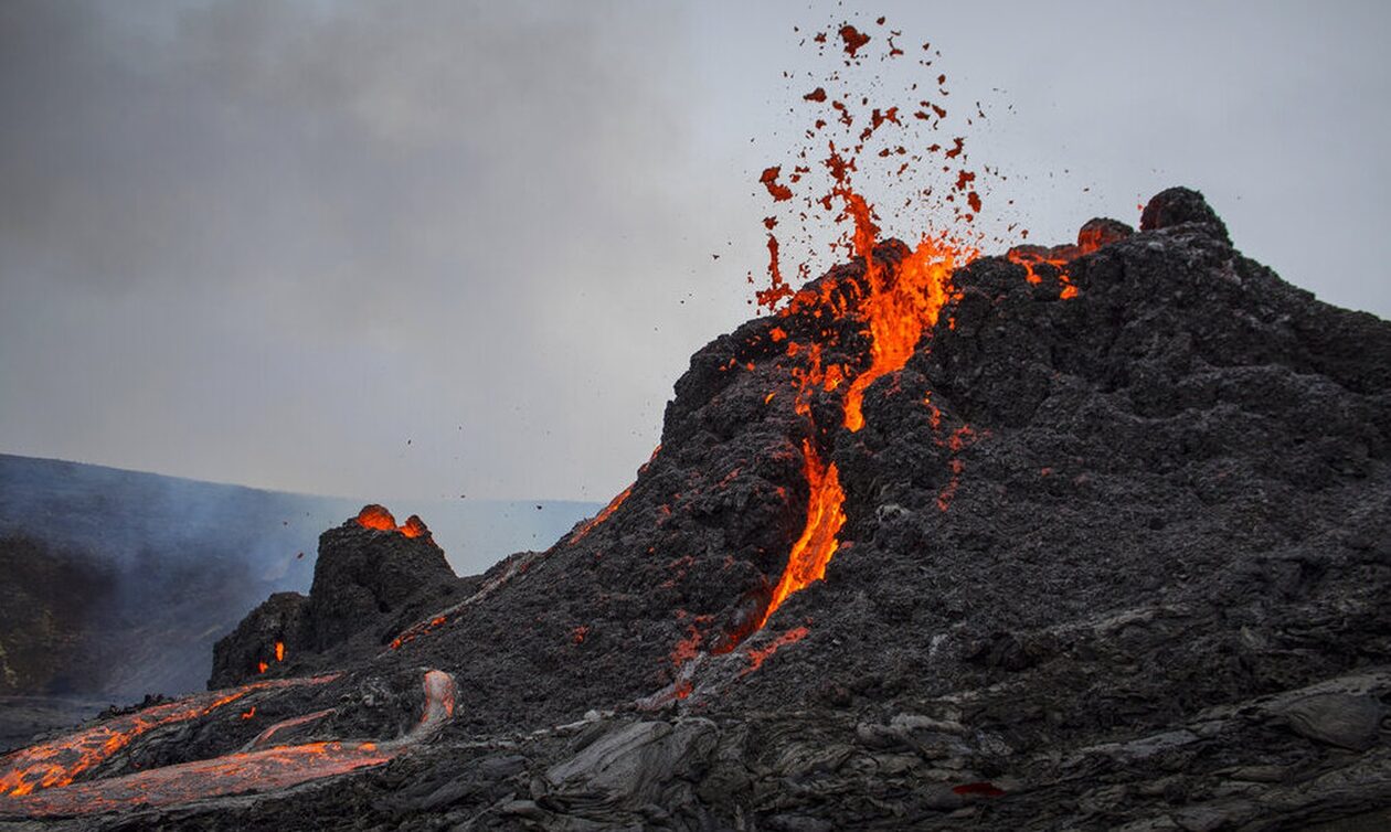 Ηφαίστειο στην Ισλανδία: Εμπόλεμη ζώνη θυμίζει το Γκρίνταβικ - Ζουν μόνιμα με το φόβο οι κάτοικοι