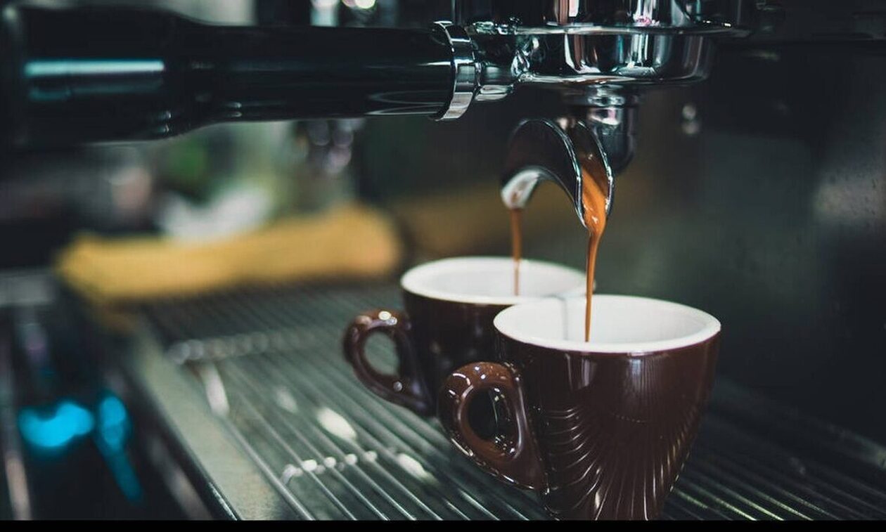 ΦΠΑ: Τι θα πληρώνουμε για τον καφέ και τα αναψυκτικά - Ποιες υπηρεσίες μένουν στο 13%