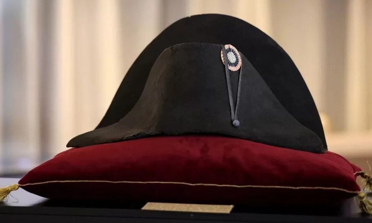 Παρίσι: Έναντι 1,9 εκατ. ευρώ πωλήθηκε το διάσημο δίκερο καπέλο του Ναπολέοντα