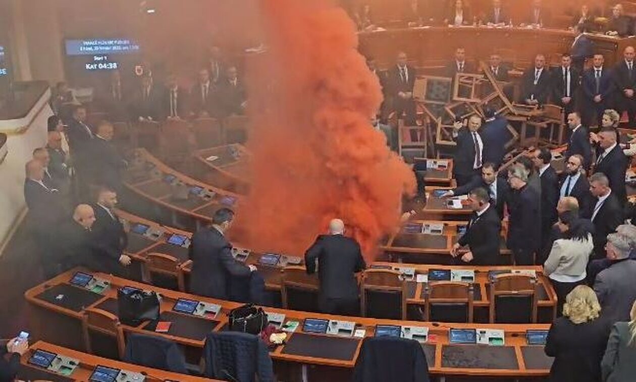 Αλβανία: Η αντιπολίτευση άναψε καπνογόνα μέσα στη Βουλή ως ένδειξη διαμαρτυρίας