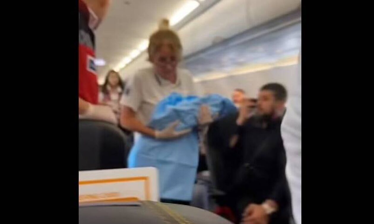 Συναγερμός σε αεροδρόμιο της Κωνσταντινούπολης: Γυναίκα γέννησε μέσα σε αεροπλάνο