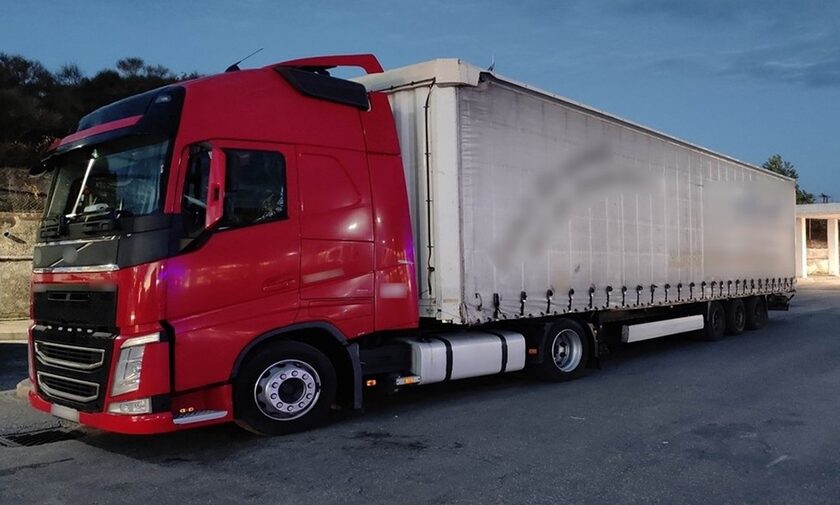 Έβρος: Μετέφερε σε καρότσα φορτηγού τρεις παράνομους μετανάστες