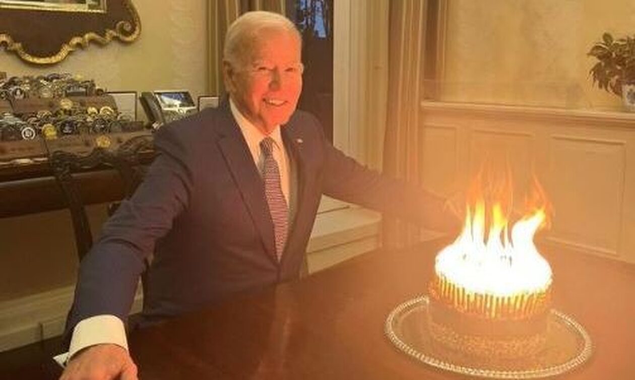 Μπάιντεν: «Άγριο τρολάρισμα» για τα γενέθλιά του - «Παραλίγο να κάψει τον Λευκό Οίκο με τόσα κεριά»