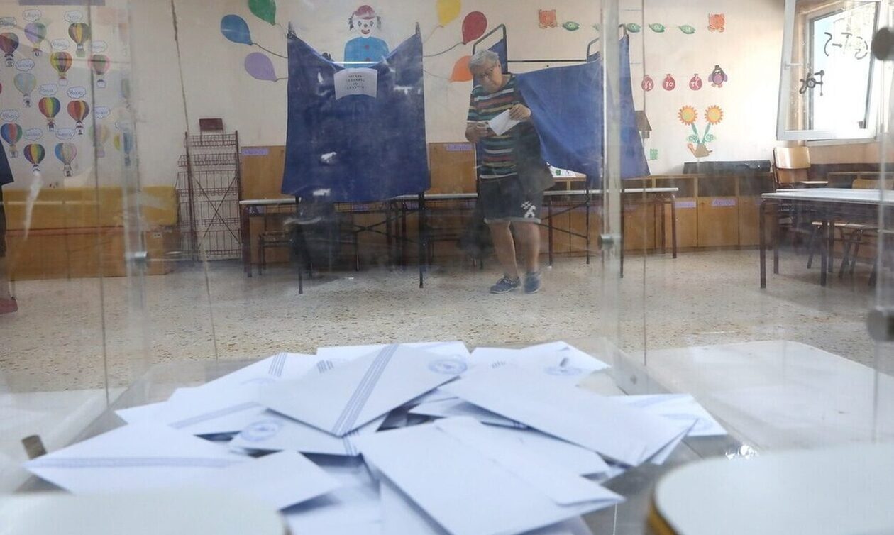 Νέα δημοσκόπηση: «Παγιώνεται» το ΠΑΣΟΚ στη δεύτερη θέση, ο ΣΥΡΙΖΑ πάει για... 4ος