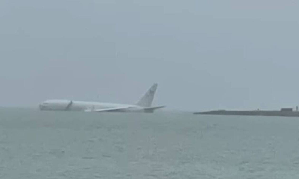 ΗΠΑ: Αεροσκάφος του Πολεμικού Ναυτικού έπεσε στη θάλασσα κατά την προσγείωση (vid)