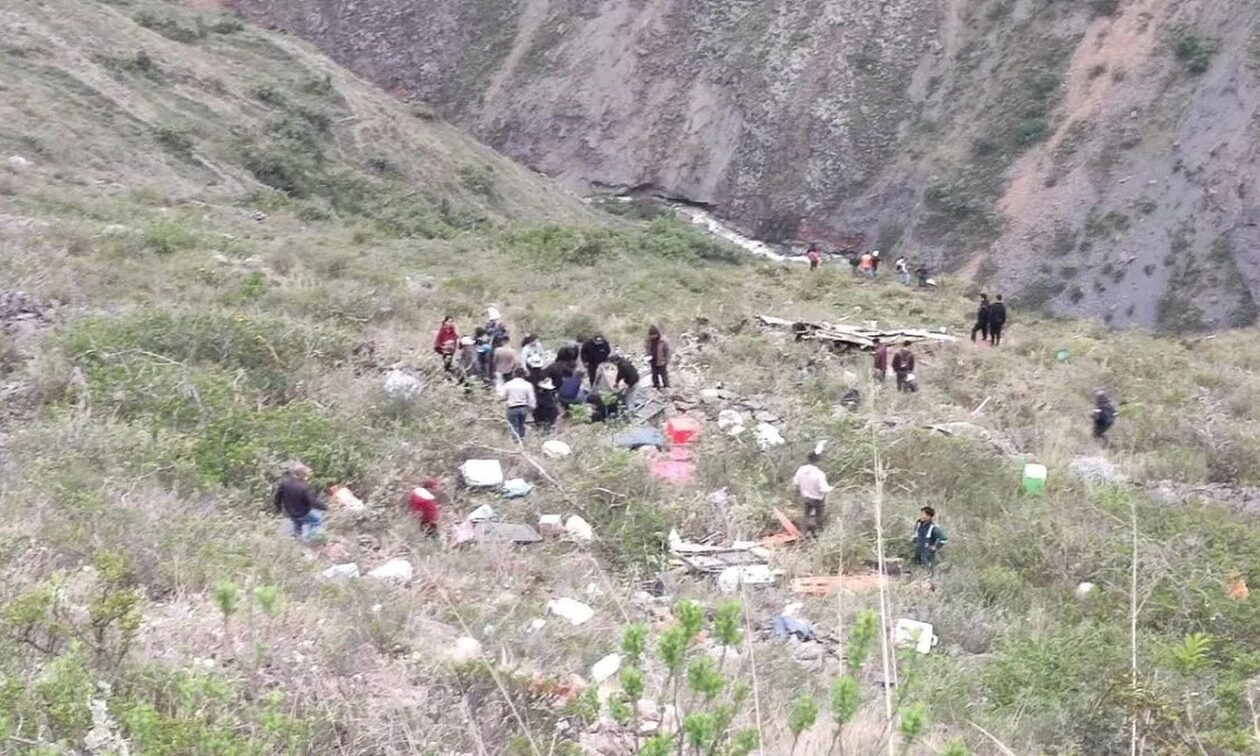 Περού: Συγκλονιστικό βίντεο με λεωφορείο που πέφτει σε χαράδρα 300 μέτρων - Τουλάχιστον οι 20 νεκροί