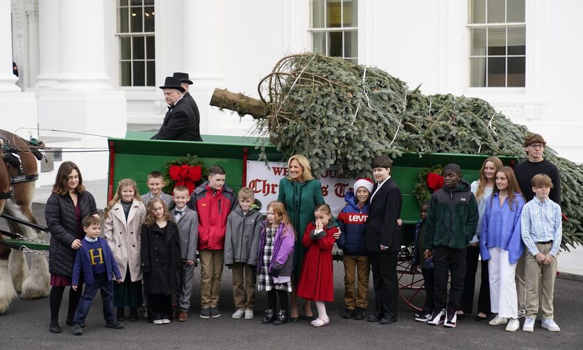 Η Τζιλ Μπάιντεν υποδέχεται το Χριστουγεννιάτικο δέντρο