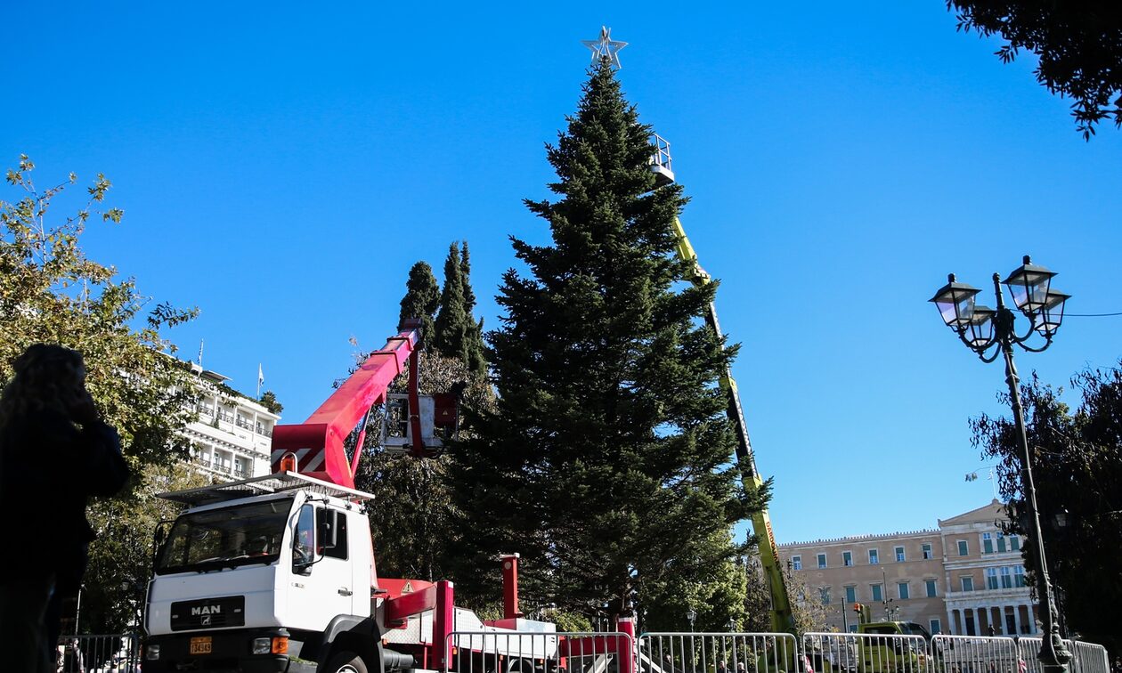 Χριστούγεννα 2023: Φωταγωγείται στις 18:00 το χριστουγεννιάτικο δέντρο στο Σύνταγμα